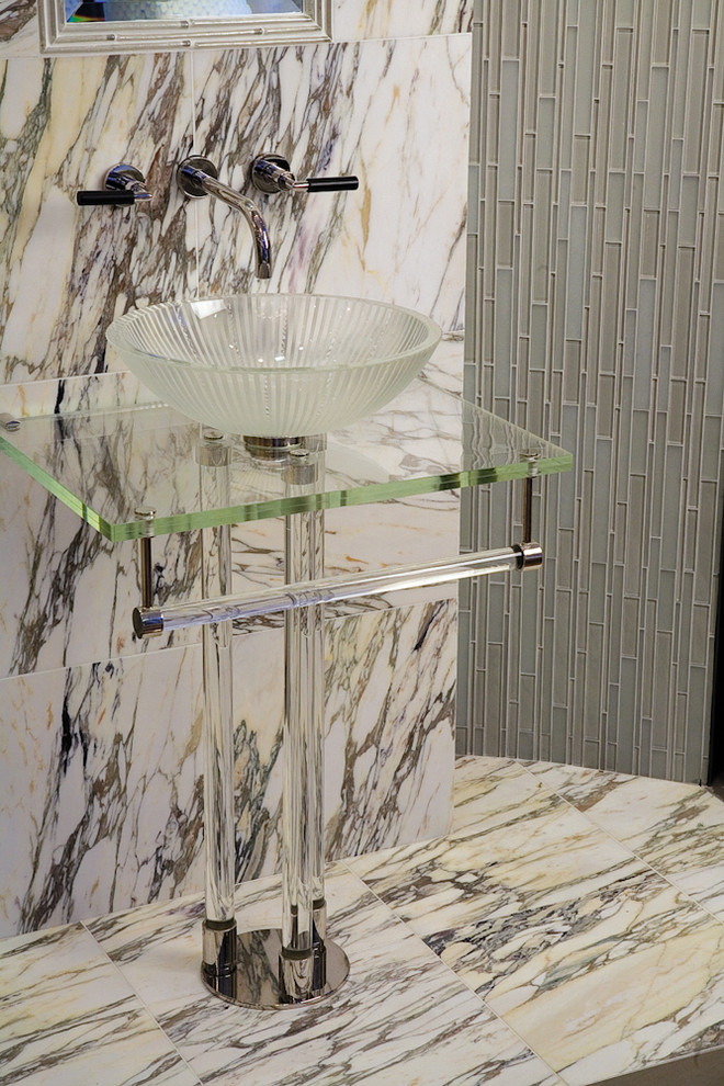 Badezimmer En Suite mit farbigen Fliesen, Waschtischkonsole und Glaswaschbecken/Glaswaschtisch in New York