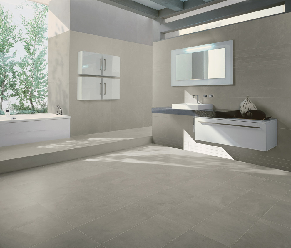 Esempio di una grande stanza da bagno padronale con lavabo a colonna, ante bianche, vasca sottopiano, piastrelle bianche e pareti beige