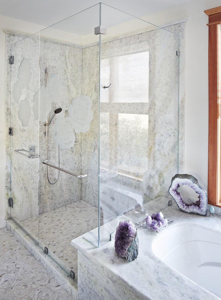 На фото: главная ванная комната среднего размера в современном стиле с консольной раковиной, стеклянной столешницей, угловой ванной, открытым душем, разноцветной плиткой и полом из мозаичной плитки