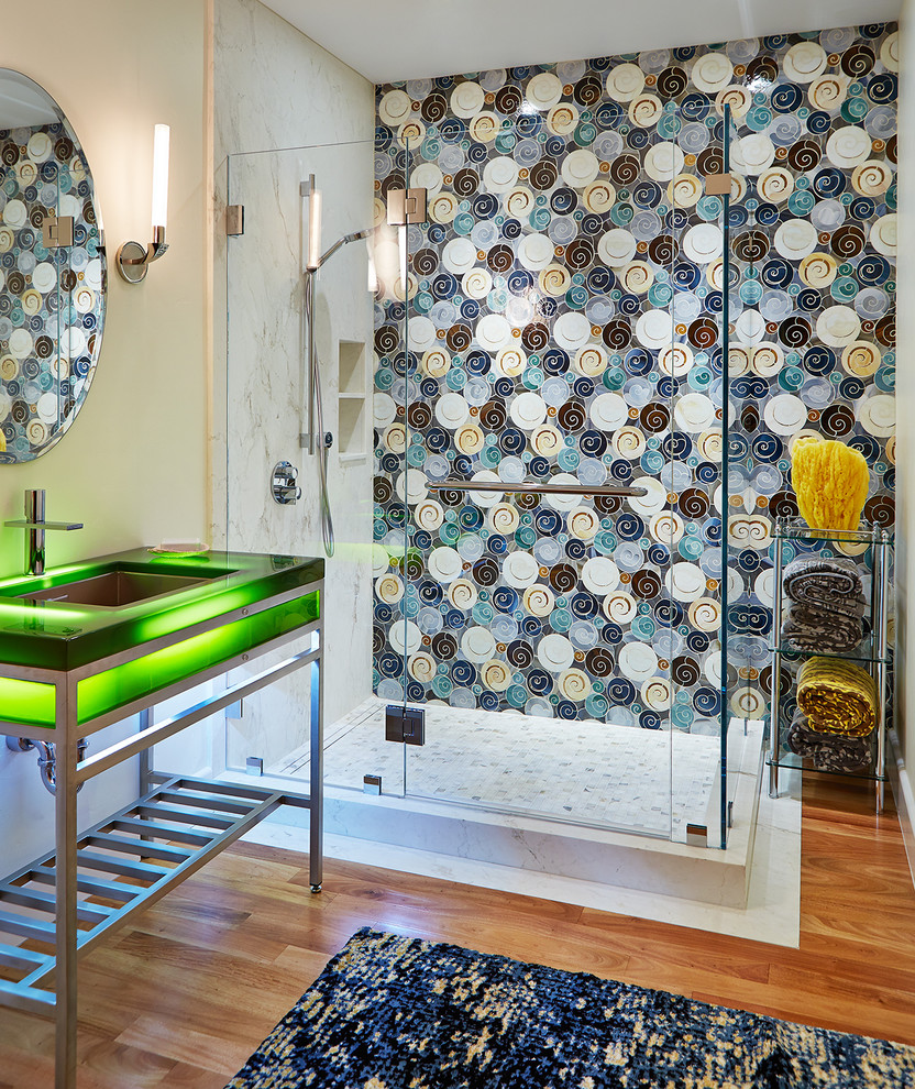 На фото: ванная комната в современном стиле с врезной раковиной, открытыми фасадами, угловым душем, разноцветной плиткой, паркетным полом среднего тона, душевой кабиной, разноцветными стенами и зеленой столешницей с
