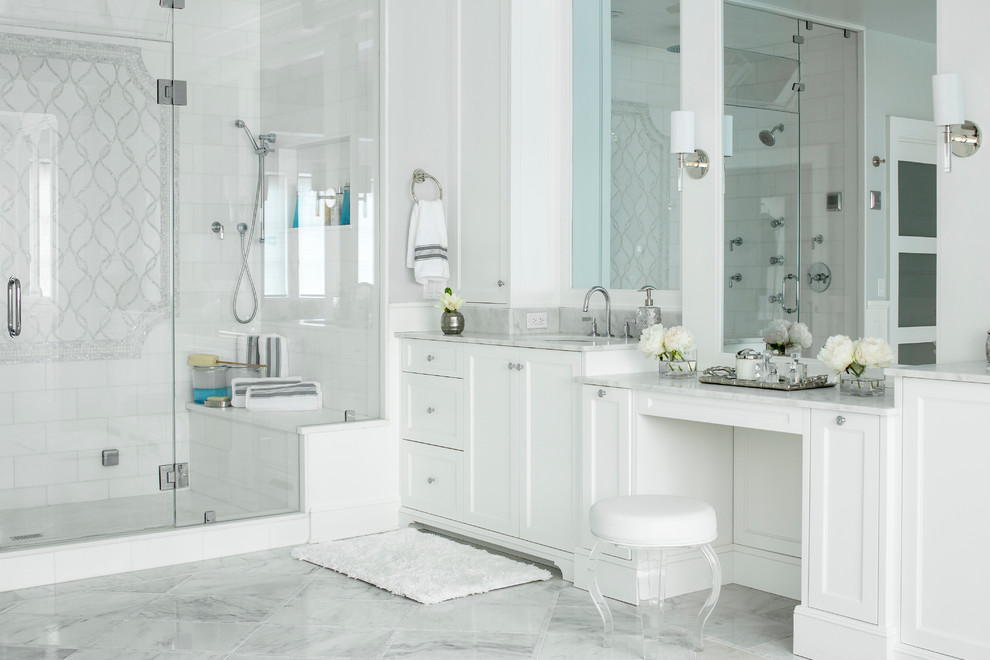 Стильный дизайн: большая главная ванная комната в классическом стиле с фасадами с утопленной филенкой, белыми фасадами, отдельно стоящей ванной, двойным душем, унитазом-моноблоком, каменной плиткой, серыми стенами, мраморным полом, врезной раковиной, мраморной столешницей, белой плиткой и душем с распашными дверями - последний тренд