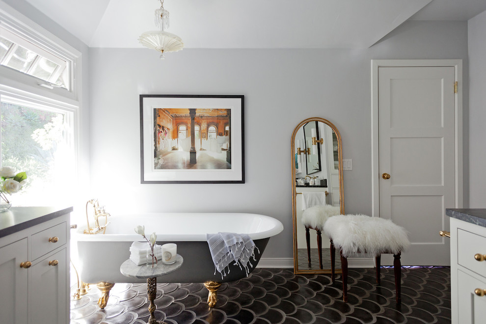 Свежая идея для дизайна: большая главная ванная комната в современном стиле с фасадами в стиле шейкер, белыми фасадами, ванной на ножках, душем в нише, серыми стенами, полом из цементной плитки, врезной раковиной, мраморной столешницей, черным полом, душем с распашными дверями и черной столешницей - отличное фото интерьера
