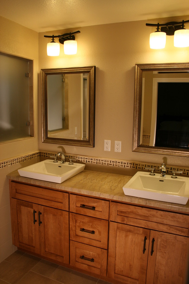 Пример оригинального дизайна: главная ванная комната среднего размера в стиле кантри с настольной раковиной, фасадами в стиле шейкер, фасадами цвета дерева среднего тона, мраморной столешницей, душем в нише, раздельным унитазом, разноцветной плиткой, плиткой мозаикой, желтыми стенами и полом из травертина