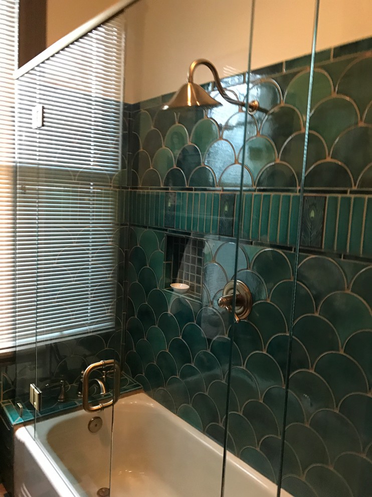 На фото: главная ванная комната среднего размера в классическом стиле с фасадами островного типа, отдельно стоящей ванной, душем над ванной, инсталляцией, синей плиткой, зеленой плиткой, разноцветной плиткой, керамической плиткой, разноцветными стенами, полом из керамогранита, мраморной столешницей, разноцветным полом, душем с распашными дверями, серыми фасадами и врезной раковиной с