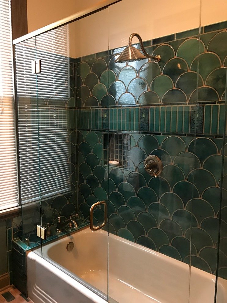 Idéer för att renovera ett mellanstort vintage en-suite badrum, med ett fristående badkar, en dusch/badkar-kombination, keramikplattor, möbel-liknande, en vägghängd toalettstol, blå kakel, grön kakel, flerfärgad kakel, flerfärgade väggar, klinkergolv i porslin, marmorbänkskiva, flerfärgat golv, dusch med gångjärnsdörr, grå skåp och ett undermonterad handfat