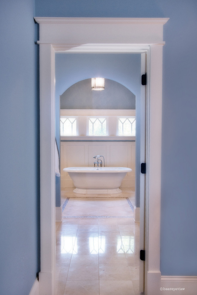 Ejemplo de cuarto de baño principal de estilo americano grande con bañera exenta y paredes azules