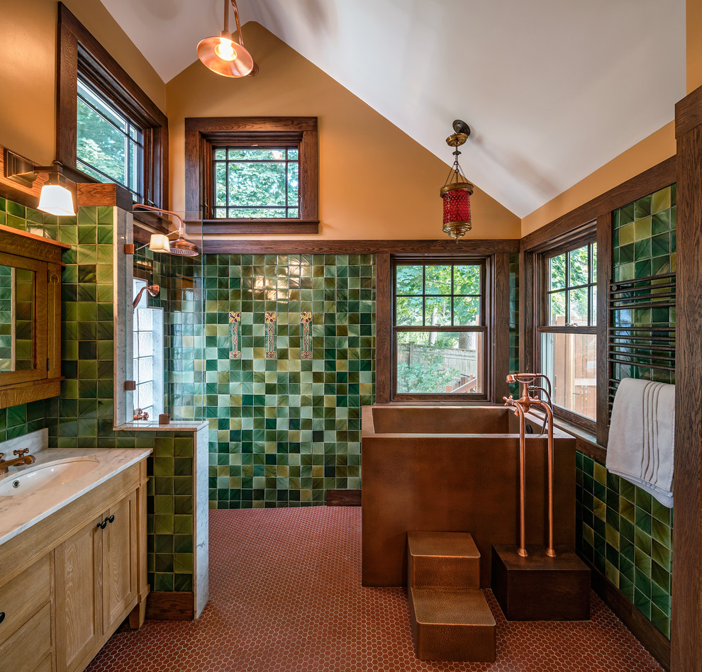 Inspiration för mellanstora amerikanska en-suite badrum, med ett undermonterad handfat, skåp i mellenmörkt trä, marmorbänkskiva, ett fristående badkar, en öppen dusch, grön kakel, bruna väggar, med dusch som är öppen och skåp i shakerstil