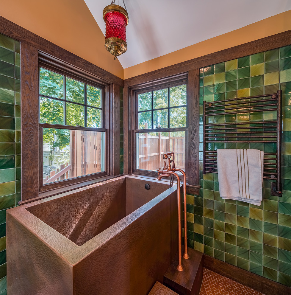 Inredning av ett amerikanskt mellanstort en-suite badrum, med möbel-liknande, skåp i mellenmörkt trä, ett fristående badkar, en öppen dusch, grön kakel, porslinskakel, gula väggar och klinkergolv i keramik