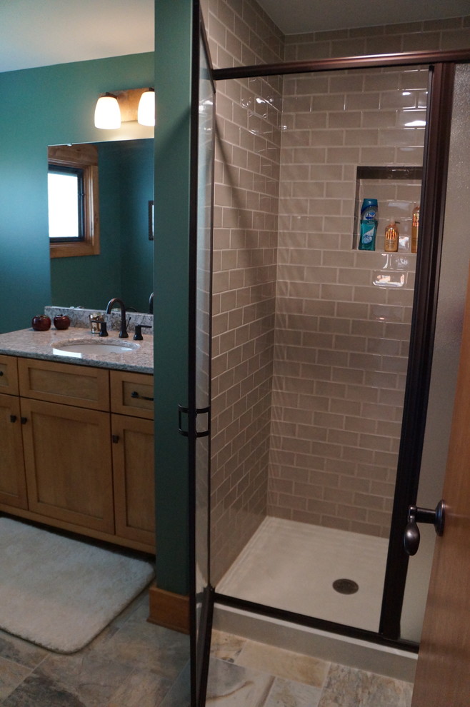 Foto på ett litet amerikanskt badrum, med ett undermonterad handfat, skåp i shakerstil, skåp i ljust trä, bänkskiva i kvarts, ett badkar med tassar, en hörndusch, grå kakel, keramikplattor, blå väggar och klinkergolv i keramik