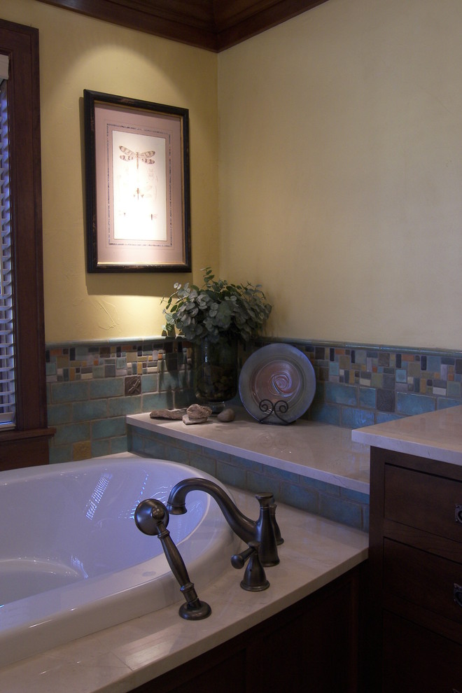Свежая идея для дизайна: главная ванная комната среднего размера в стиле неоклассика (современная классика) с фасадами в стиле шейкер, темными деревянными фасадами, накладной ванной, разноцветной плиткой, желтыми стенами, полом из мозаичной плитки, врезной раковиной, мраморной столешницей и плиткой мозаикой - отличное фото интерьера