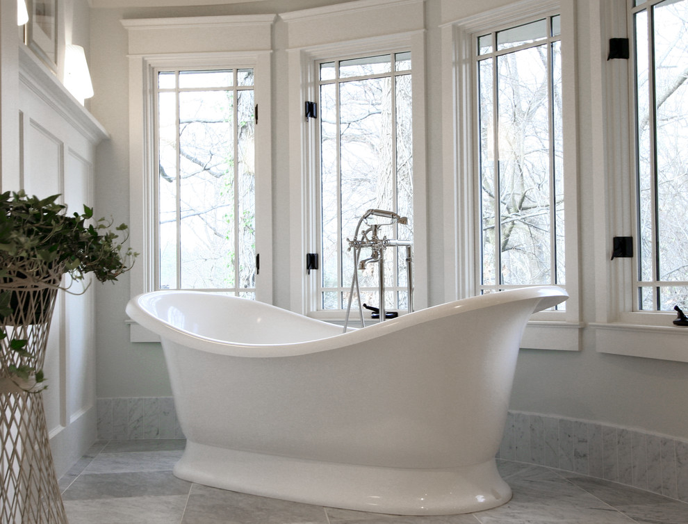 Пример оригинального дизайна: ванная комната в классическом стиле с отдельно стоящей ванной и окном