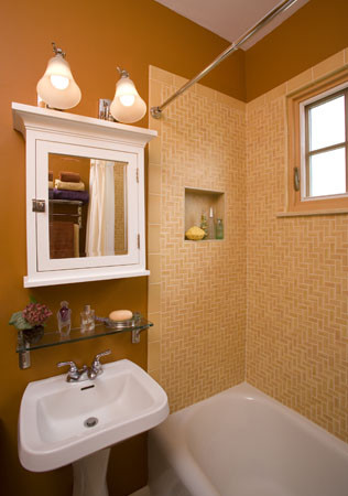 Пример оригинального дизайна: маленькая главная ванная комната в стиле кантри с полновстраиваемой ванной, душем над ванной, раздельным унитазом, желтой плиткой, керамической плиткой, желтыми стенами и полом из керамической плитки для на участке и в саду