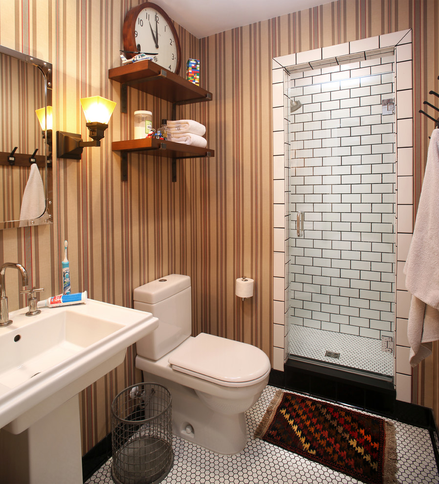 Idéer för ett klassiskt badrum, med dusch med gångjärnsdörr