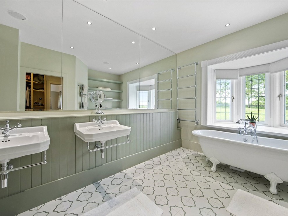 Klassisches Badezimmer En Suite mit Löwenfuß-Badewanne, grüner Wandfarbe, Wandwaschbecken und buntem Boden in Surrey