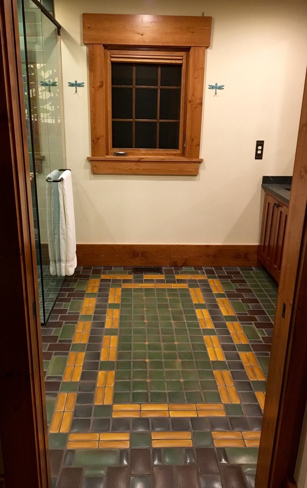 Immagine di una stanza da bagno padronale american style di medie dimensioni con ante in stile shaker, ante in legno scuro, pareti bianche, pavimento con piastrelle in ceramica e pavimento verde