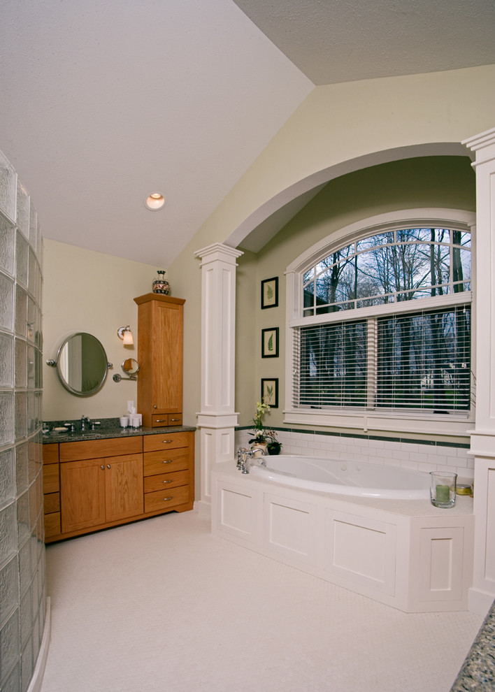 Свежая идея для дизайна: главная ванная комната среднего размера в стиле кантри с врезной раковиной, фасадами в стиле шейкер, фасадами цвета дерева среднего тона, накладной ванной, открытым душем и зелеными стенами - отличное фото интерьера