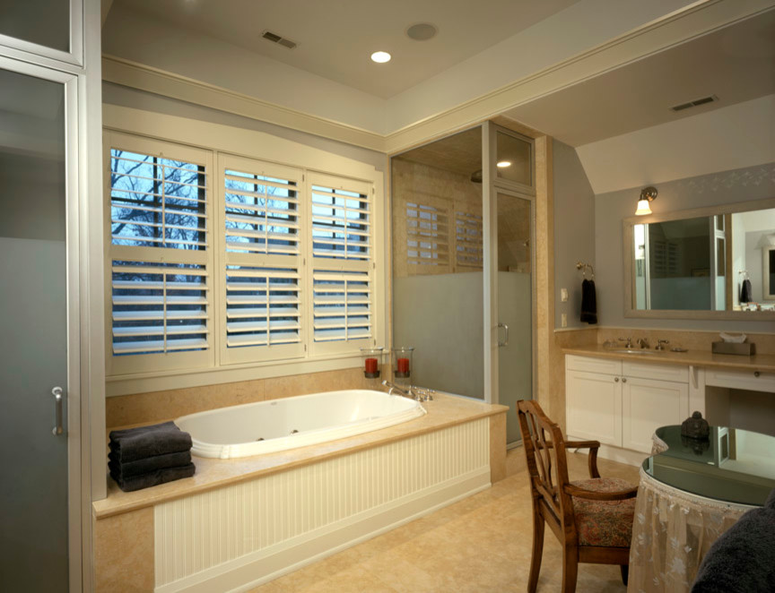 Idéer för att renovera ett stort amerikanskt en-suite badrum, med luckor med infälld panel, vita skåp, ett platsbyggt badkar och beige kakel