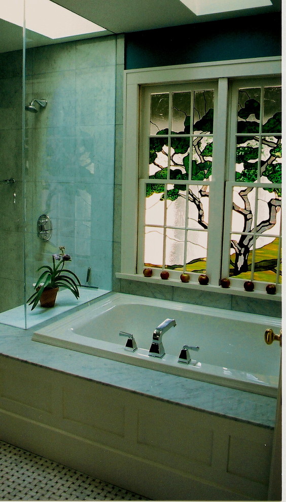 Cette photo montre une salle de bain principale de taille moyenne avec un placard à porte plane, des portes de placard grises, un plan de toilette en stéatite, une baignoire posée, une douche ouverte, un carrelage gris et un carrelage de pierre.