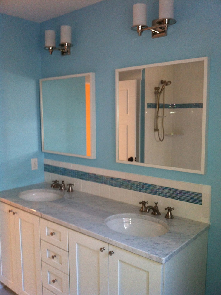 Idéer för mellanstora vintage badrum för barn, med ett undermonterad handfat, skåp i shakerstil, vita skåp, marmorbänkskiva, ett platsbyggt badkar, en dusch/badkar-kombination, en toalettstol med separat cisternkåpa, beige kakel, blå väggar och marmorgolv