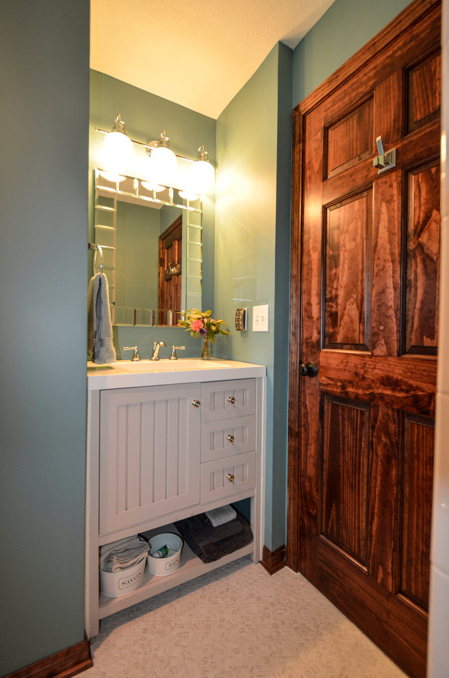 Bild på ett mellanstort lantligt badrum med dusch, med möbel-liknande, vita skåp, en dusch i en alkov, en toalettstol med hel cisternkåpa, vit kakel, keramikplattor, gröna väggar, klinkergolv i keramik, ett integrerad handfat och bänkskiva i kvarts