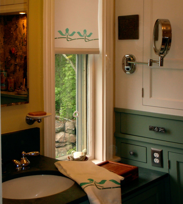 Пример оригинального дизайна: ванная комната среднего размера в стиле кантри с фасадами с утопленной филенкой, желтыми стенами, врезной раковиной и столешницей из талькохлорита