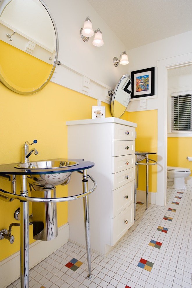 Idéer för små amerikanska badrum för barn, med ett piedestal handfat, luckor med upphöjd panel, vita skåp, bänkskiva i glas, ett platsbyggt badkar, en toalettstol med hel cisternkåpa, vit kakel, keramikplattor, gula väggar och klinkergolv i keramik