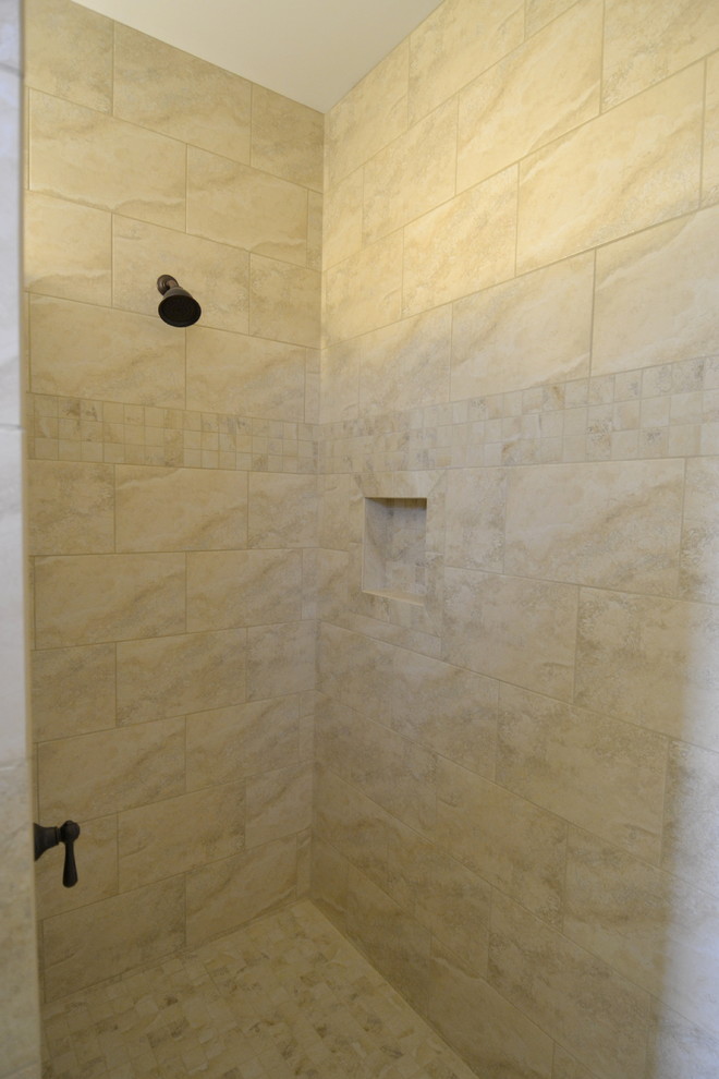 Esempio di una stanza da bagno padronale classica di medie dimensioni con doccia aperta, piastrelle beige, piastrelle in pietra, pareti beige, pavimento in travertino, lavabo sottopiano e top in granito