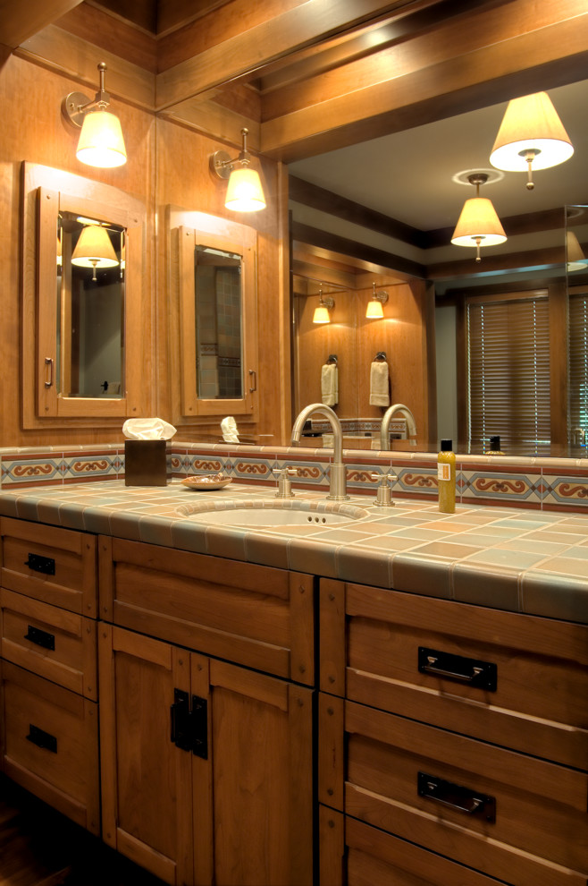 Idéer för ett mellanstort amerikanskt badrum med dusch, med skåp i shakerstil, skåp i mellenmörkt trä, flerfärgad kakel, keramikplattor, beige väggar, klinkergolv i keramik, ett undermonterad handfat, kaklad bänkskiva och beiget golv