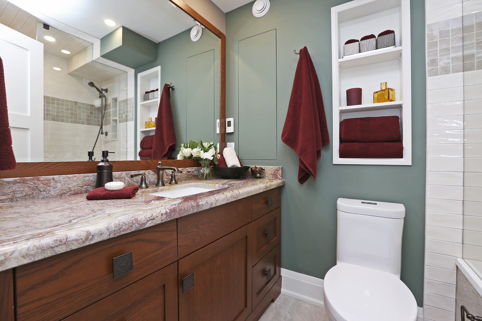 Idee per una stanza da bagno classica con ante in stile shaker, ante in legno bruno, vasca ad alcova, vasca/doccia, pavimento in gres porcellanato, lavabo sottopiano, top in onice e pareti verdi