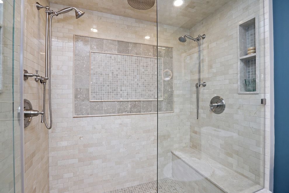 Inredning av ett klassiskt en-suite badrum, med luckor med upphöjd panel, vita skåp, en dubbeldusch, beige kakel, marmorkakel, blå väggar, kalkstensgolv, ett undermonterad handfat, bänkskiva i onyx och dusch med gångjärnsdörr