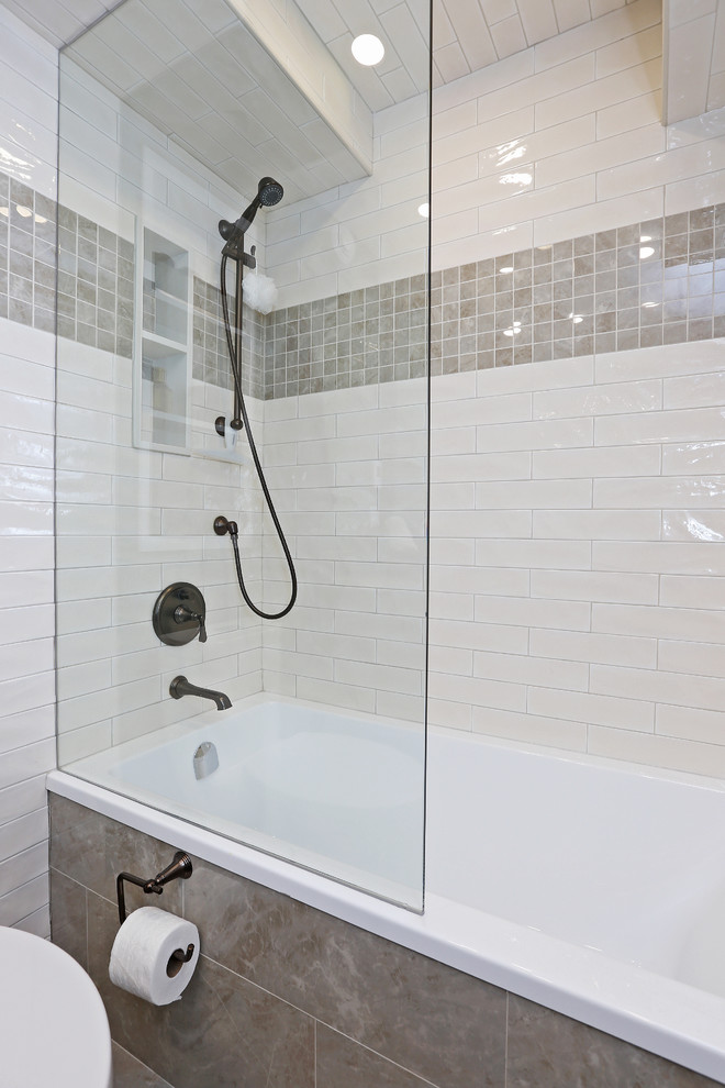 Inspiration för klassiska badrum, med skåp i shakerstil, skåp i mörkt trä, ett badkar i en alkov, en dusch/badkar-kombination, flerfärgade väggar, klinkergolv i porslin, ett undermonterad handfat och bänkskiva i onyx