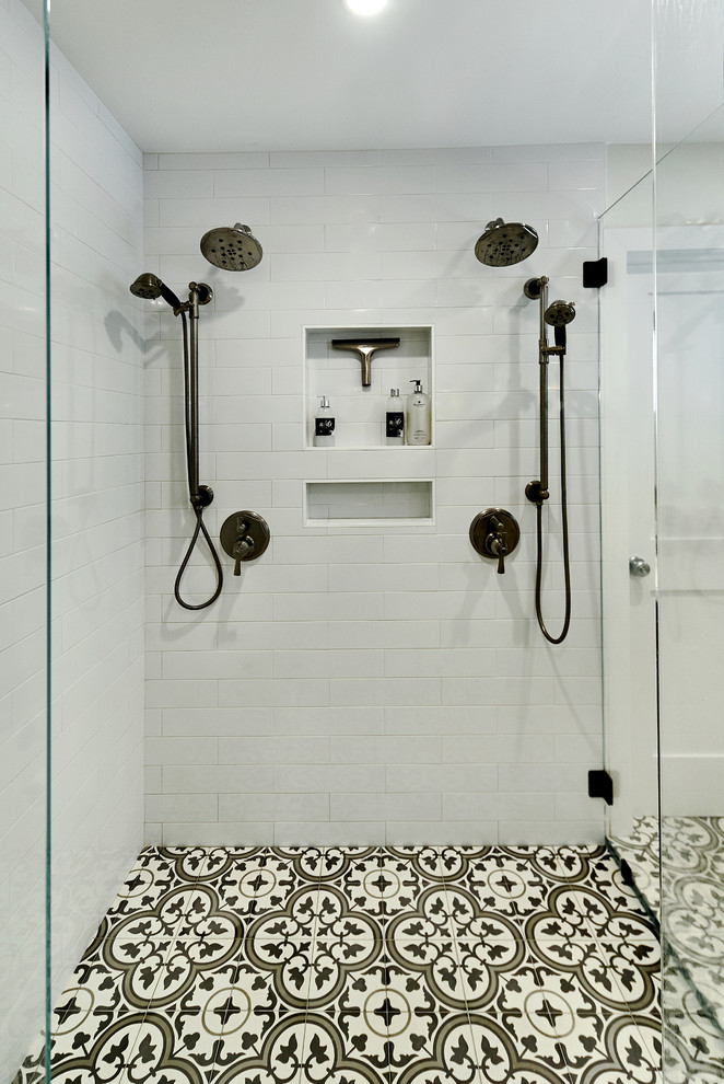 Foto di una stanza da bagno padronale chic con doccia a filo pavimento, pavimento in cementine e top in quarzo composito