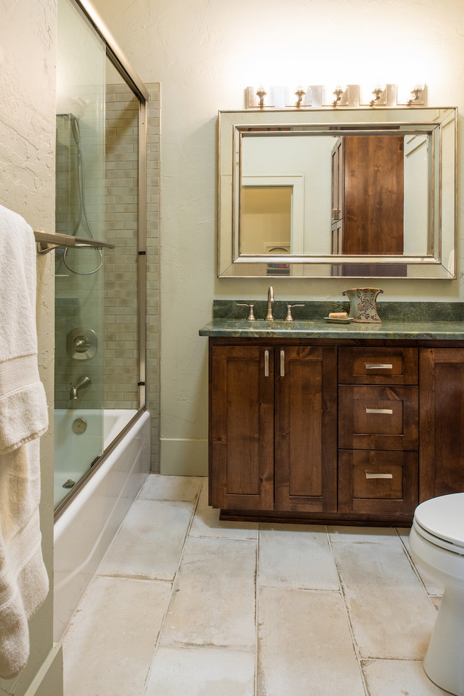 Idées déco pour une salle de bain éclectique en bois brun avec un carrelage vert, des carreaux de céramique, un mur vert, un lavabo encastré, un plan de toilette en granite et un plan de toilette vert.