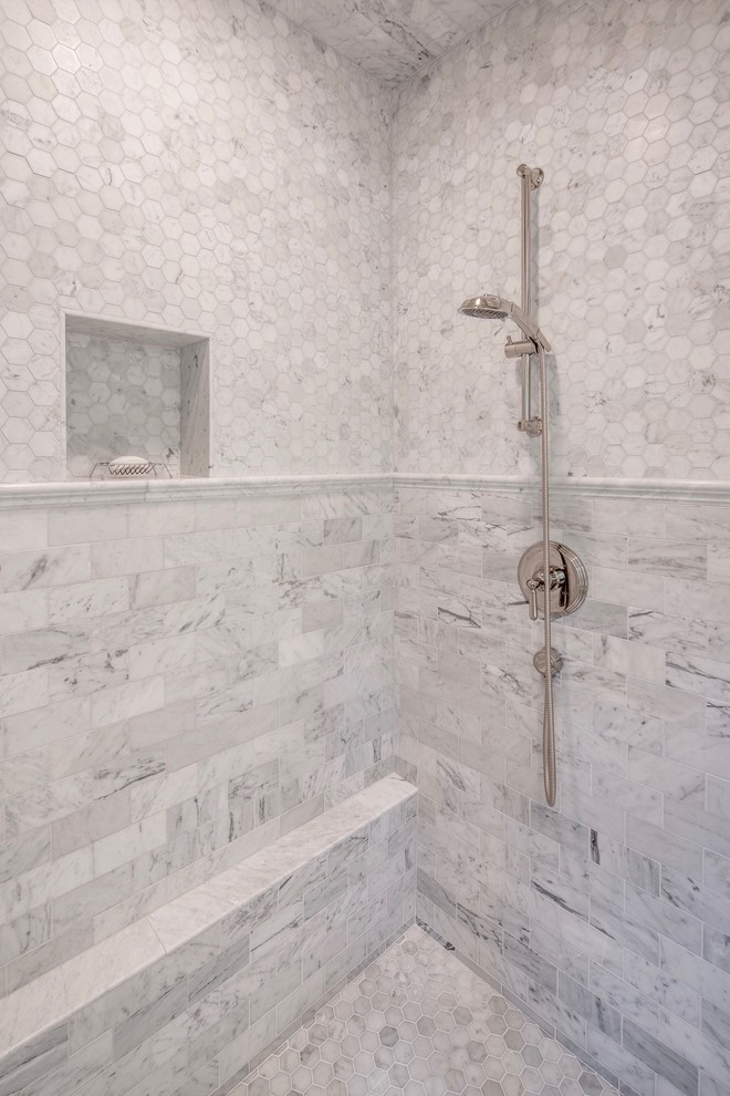 Идея дизайна: главная ванная комната в стиле неоклассика (современная классика) с фасадами в стиле шейкер, белыми фасадами, белой плиткой, мраморной плиткой и столешницей из искусственного кварца