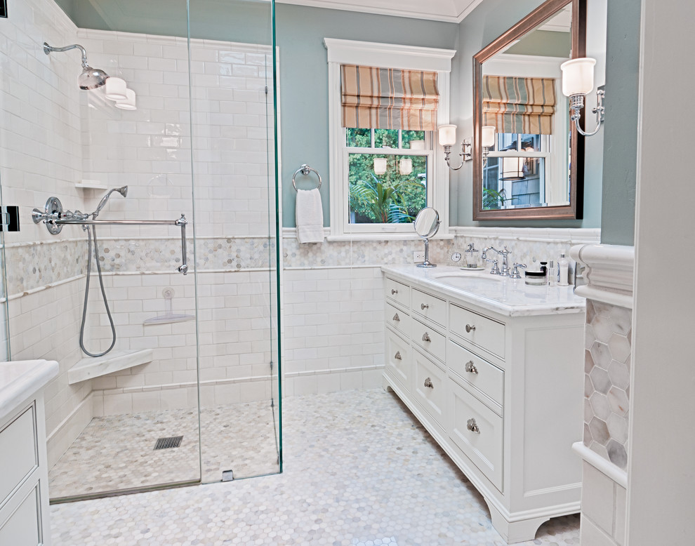 Стильный дизайн: главная ванная комната среднего размера в классическом стиле с фасадами с декоративным кантом, белыми фасадами, угловым душем, плиткой кабанчик, синими стенами, мраморным полом, врезной раковиной и мраморной столешницей - последний тренд