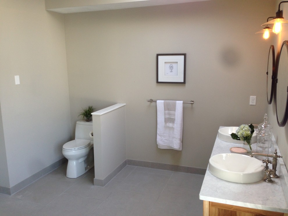 Exemple d'une très grande salle de bain principale bord de mer en bois brun avec une vasque, un placard en trompe-l'oeil, un plan de toilette en marbre, une baignoire indépendante, une douche double, WC séparés, un carrelage blanc, un carrelage métro, un mur beige et un sol en ardoise.