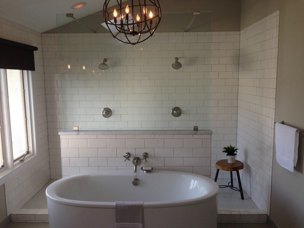 Cette photo montre une très grande salle de bain principale chic en bois brun avec une vasque, un placard en trompe-l'oeil, un plan de toilette en marbre, une baignoire indépendante, une douche double, WC séparés, un carrelage blanc, un carrelage métro, un mur beige et un sol en ardoise.