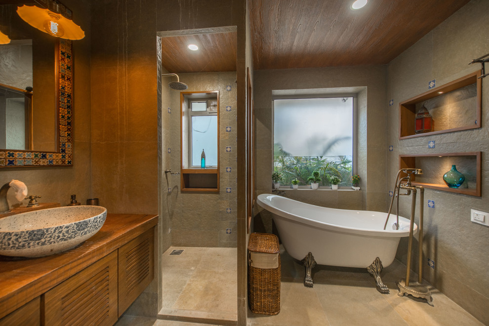Immagine di una stanza da bagno design con ante a persiana, vasca freestanding, doccia alcova, piastrelle grigie, pareti grigie, lavabo a bacinella e pavimento multicolore