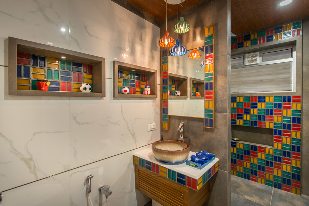 На фото: детская ванная комната в современном стиле с разноцветной плиткой, керамической плиткой, бетонным полом, настольной раковиной, серым полом, открытым душем и разноцветными стенами