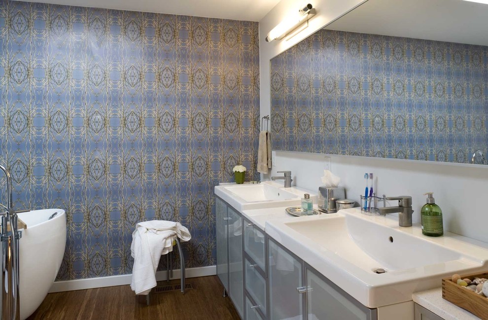 Réalisation d'une salle de bain minimaliste avec une baignoire indépendante et un mur multicolore.