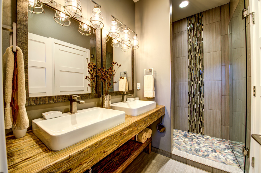 Идея дизайна: ванная комната в стиле рустика с настольной раковиной, угловым душем, серыми стенами и зеркалом с подсветкой