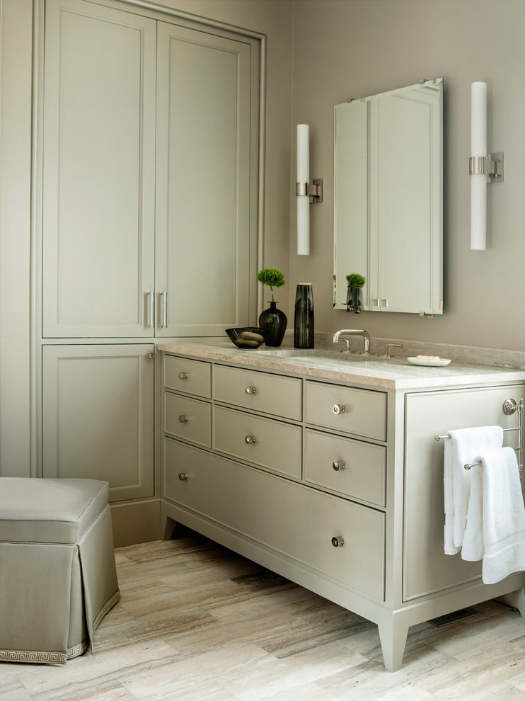 На фото: главная ванная комната в стиле неоклассика (современная классика) с фасадами с утопленной филенкой, серыми фасадами, серыми стенами, врезной раковиной и бежевым полом с