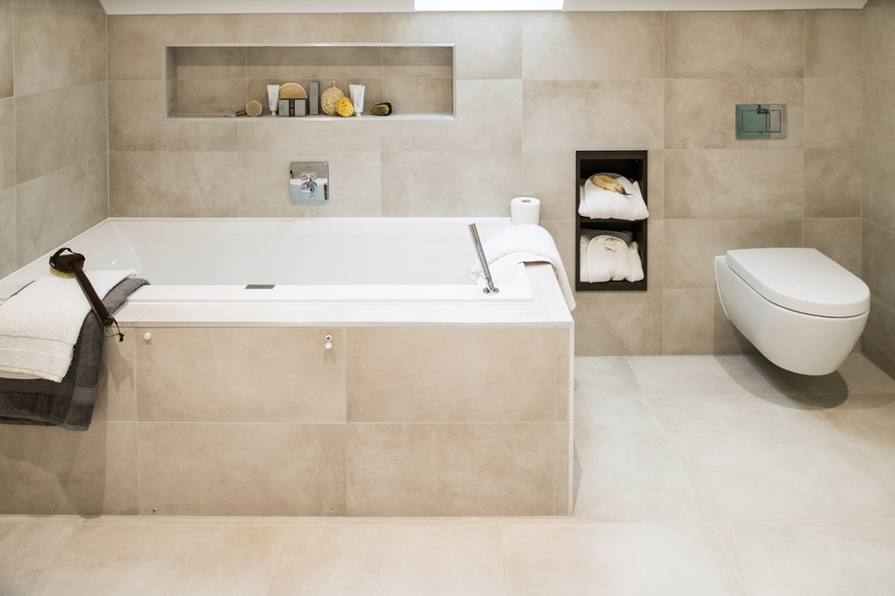Foto de cuarto de baño contemporáneo con baldosas y/o azulejos grises, baldosas y/o azulejos de porcelana, suelo de baldosas de porcelana y suelo gris