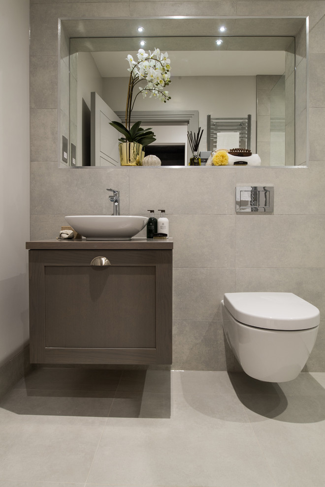 Ejemplo de cuarto de baño actual con baldosas y/o azulejos grises, baldosas y/o azulejos de porcelana, suelo de baldosas de porcelana y suelo gris