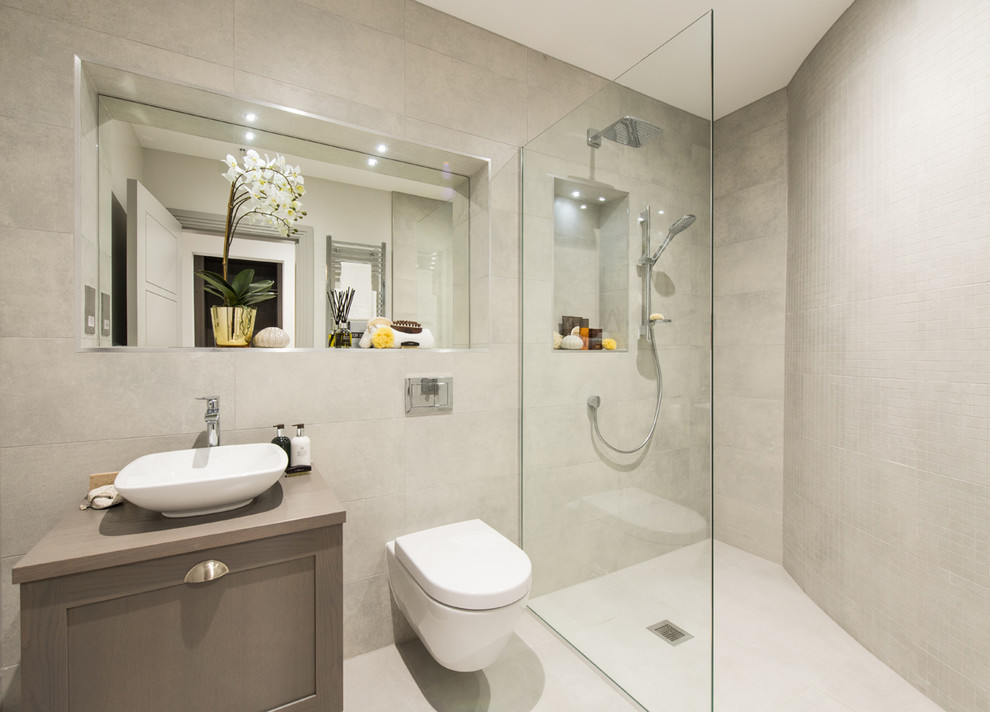 Inspiration pour une salle de bain design avec une douche ouverte, un carrelage gris, des carreaux de porcelaine, un sol en carrelage de porcelaine et un sol gris.