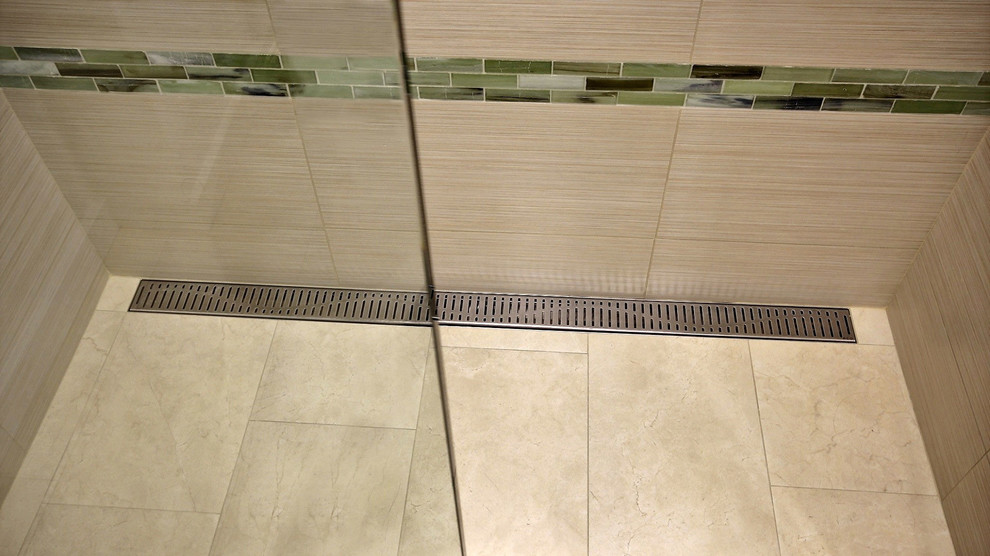 Esempio di una stanza da bagno contemporanea con lavabo sottopiano, ante lisce, ante in legno scuro, top in granito e piastrelle verdi