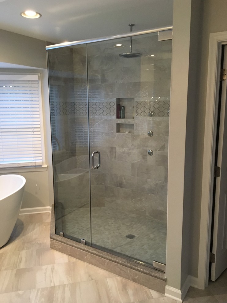 Exempel på ett stort medelhavsstil en-suite badrum, med en hörndusch, beige kakel, beiget golv och dusch med gångjärnsdörr