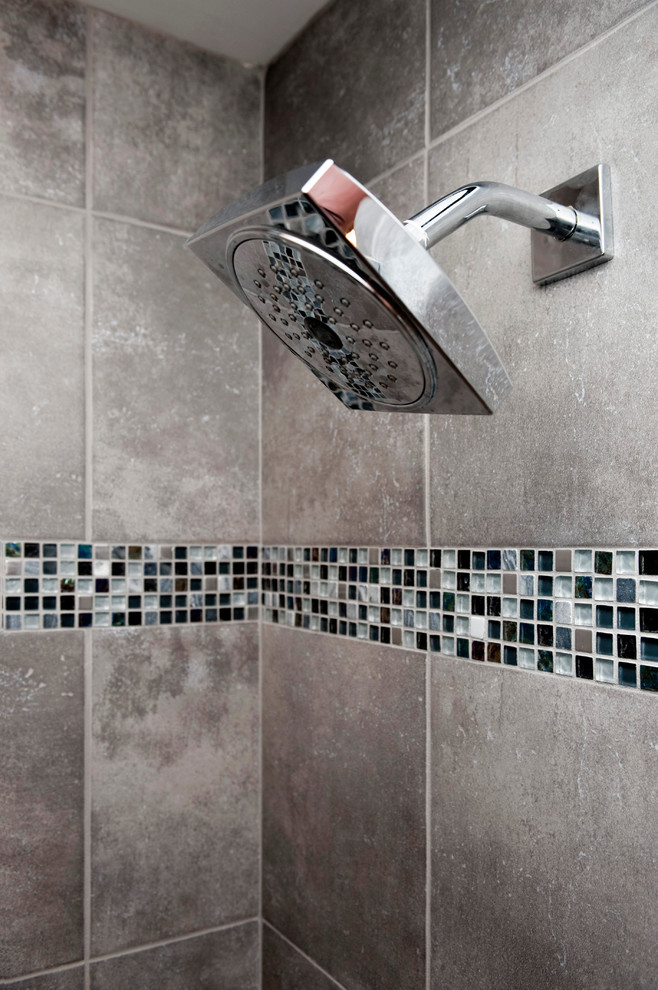 Foto på ett litet funkis badrum med dusch, med en dusch i en alkov, grå kakel, keramikplattor och vita väggar