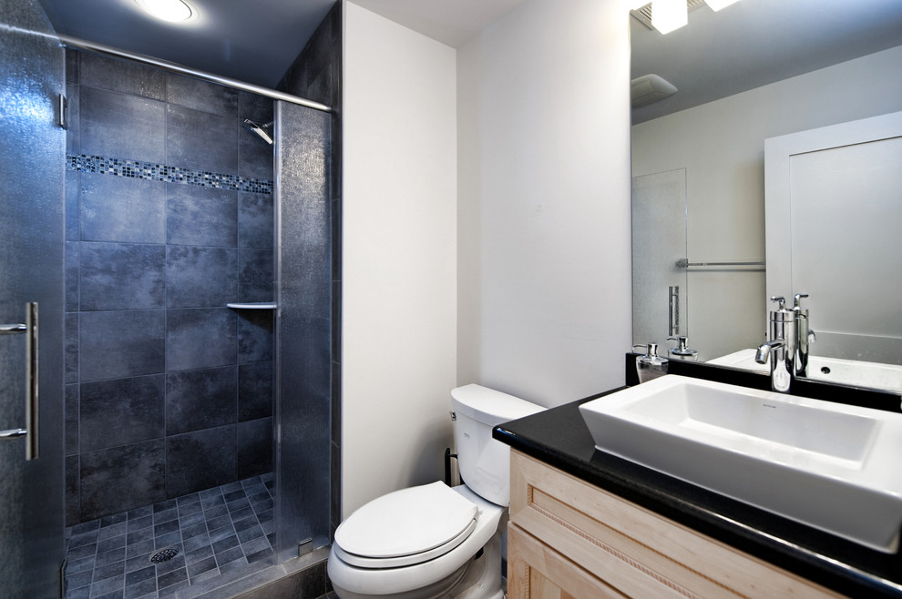 Idéer för ett litet modernt badrum med dusch, med ett fristående handfat, skåp i shakerstil, skåp i ljust trä, bänkskiva i akrylsten, en dusch i en alkov, en toalettstol med separat cisternkåpa, blå kakel, keramikplattor, vita väggar och klinkergolv i keramik