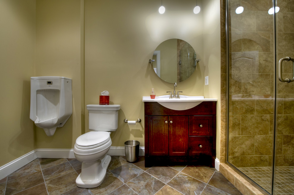 Modern inredning av ett mellanstort badrum med dusch, med skåp i mörkt trä, en dusch i en alkov, ett urinoar, beige kakel, ett integrerad handfat, keramikplattor, gula väggar, klinkergolv i keramik och skåp i shakerstil